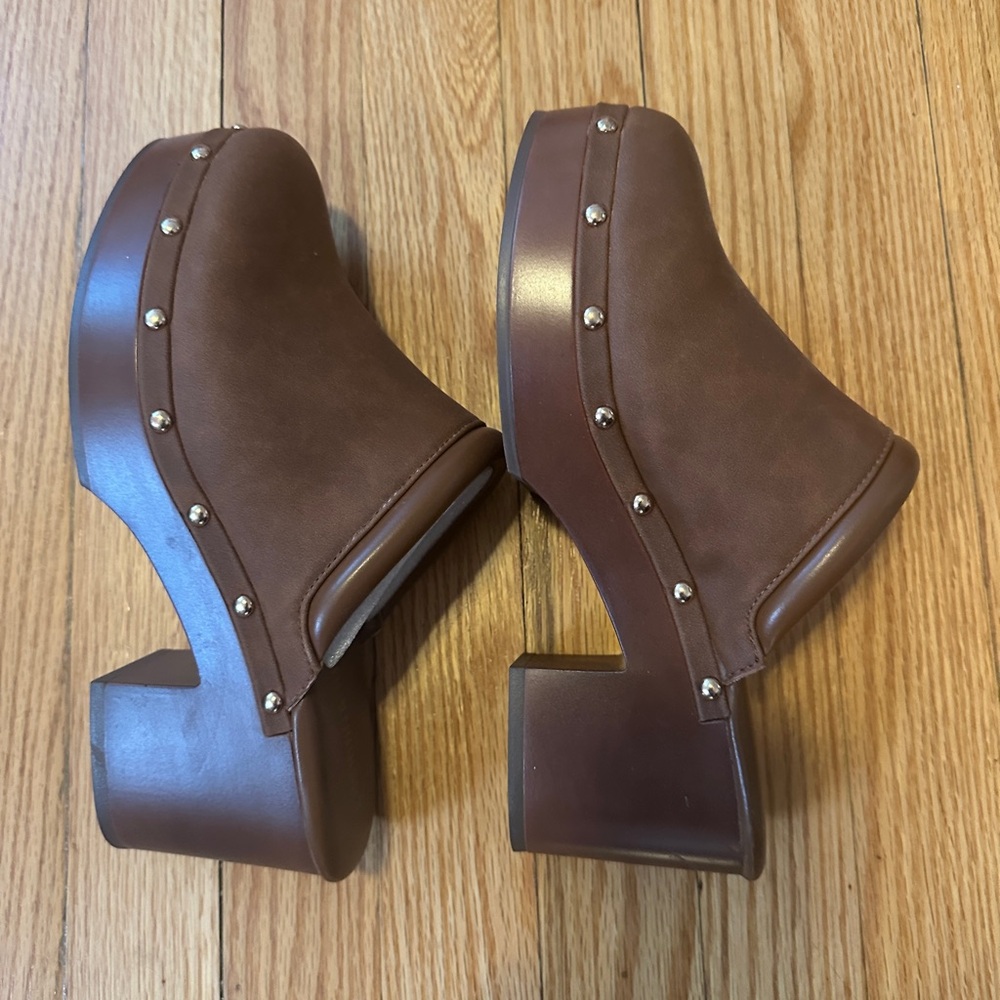 Cushionaire Brown Platform Clogs